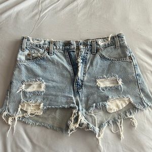 Distressed Levi’s high waisted shorts